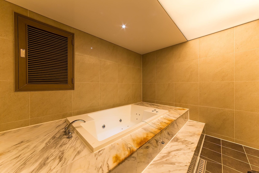 Royal Suite - Photo 17