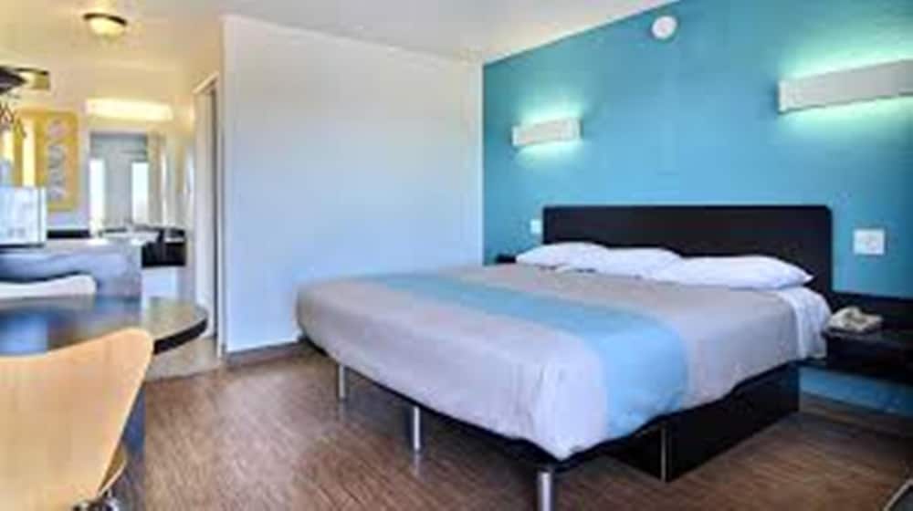 Deluxe Room, 1 King Bed, Smoking, Refrigerator & Microwave photo 2