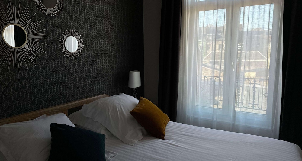 Standard Room, 1 Queen Bed, Non Smoking - Photo 9