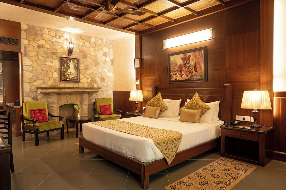 Corbett Club Room with Bathtub photo 2