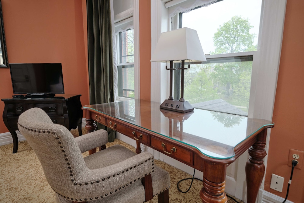 Two Queen Suite - Photo 17