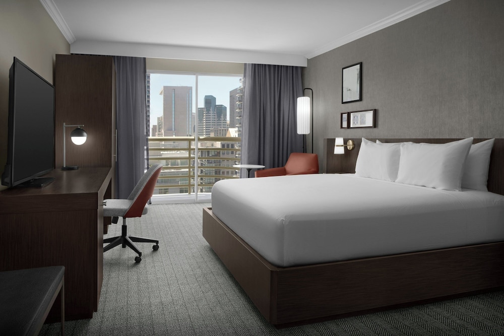King Suite, Living Room With Sofa Bed, No Balcony