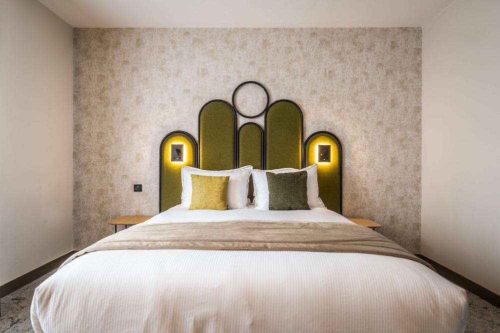 Junior Suite, 1 Queen Bed, Non Smoking (Extra bed on request) - Photo 4