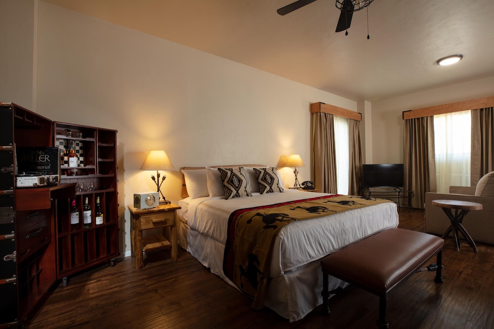 Elite Suite, 1 King Bed with Sofa bed, Pool View photo 2