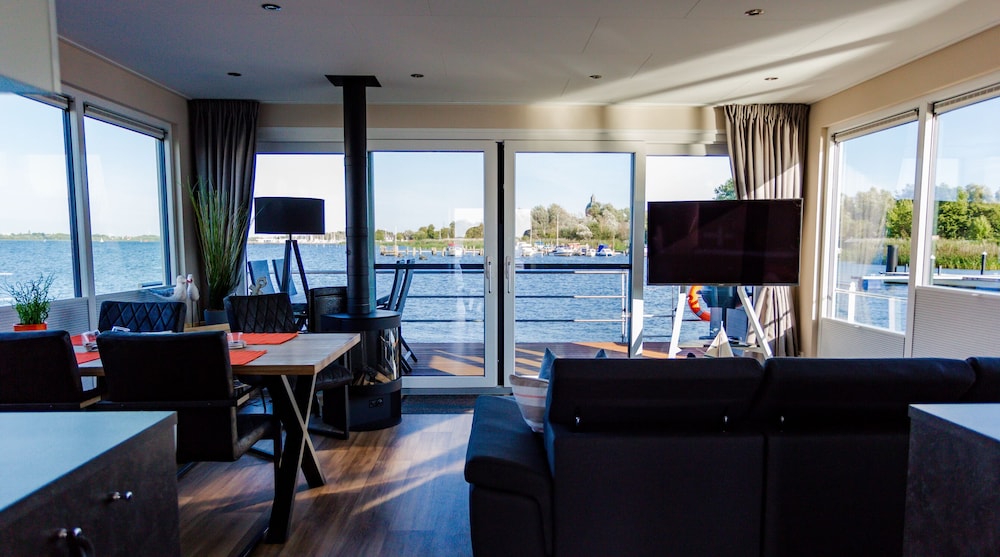 Houseboat #15 photo 2