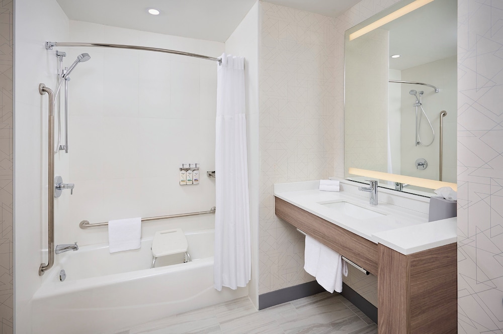 Standard Room, 1 King Bed, Accessible (Mobility, Accessible Tub)