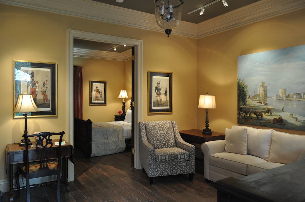Suite, 1 Queen Bed with Sofa bed photo 1