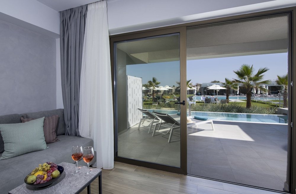 Superior Room with Sharing Pool