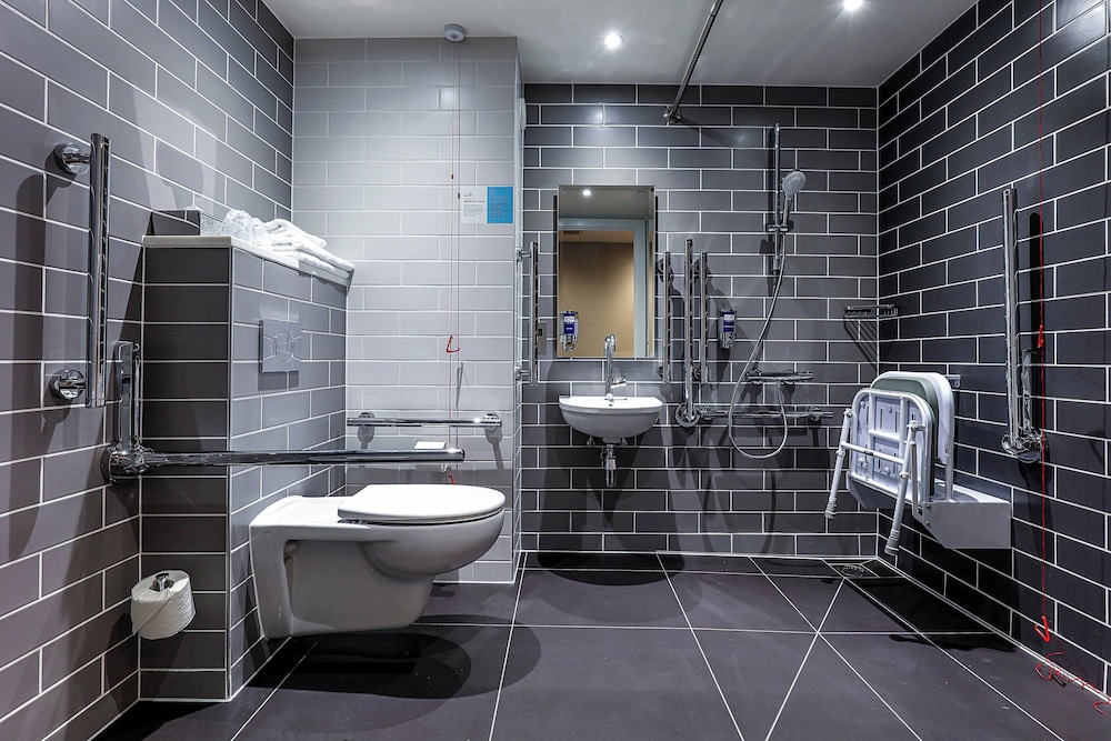 Standard Room, 1 Queen Bed, Accessible Bathtub - Photo 8