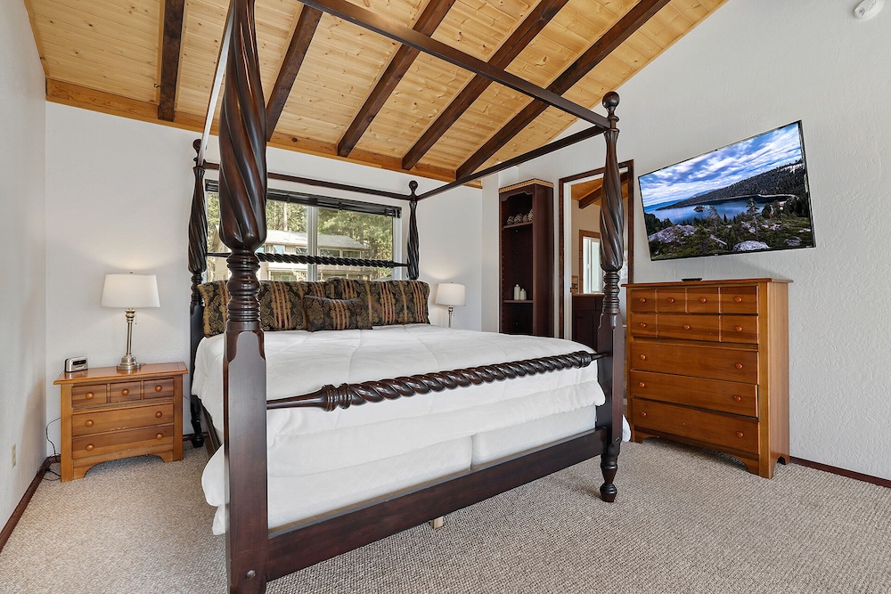 House, Multiple Beds, Fireplace, Mountain View (Hall Court Manor) photo 1