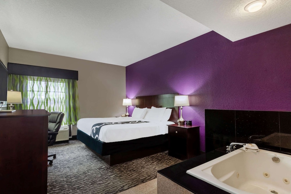 Studio Suite, 1 King Bed, Non Smoking - Photo 2