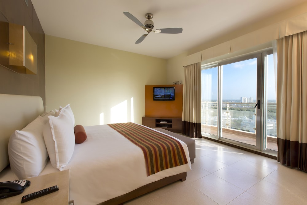 Standard Room, 1 King Bed (Free Beach Club Access) - Photo 3