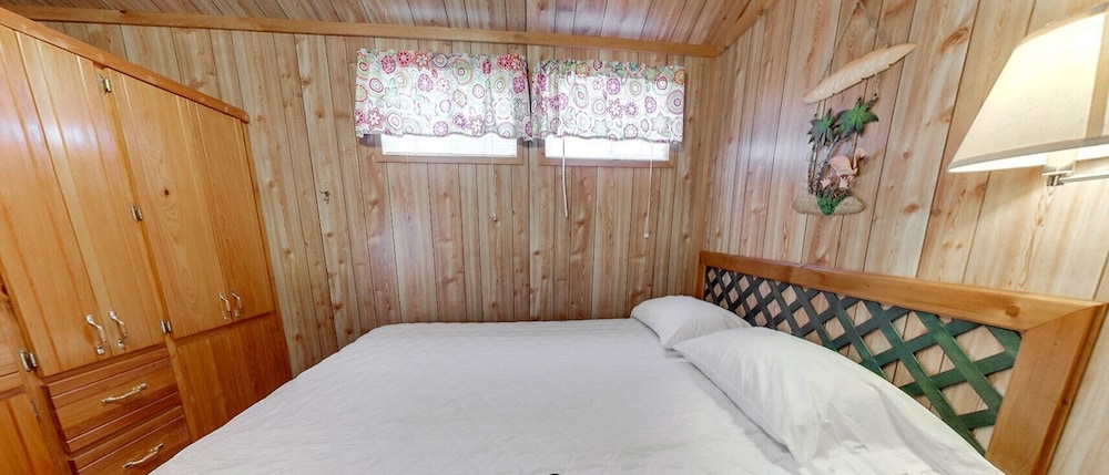 Cabin, 1 Bedroom (Lodge Sleeps 4) photo 1