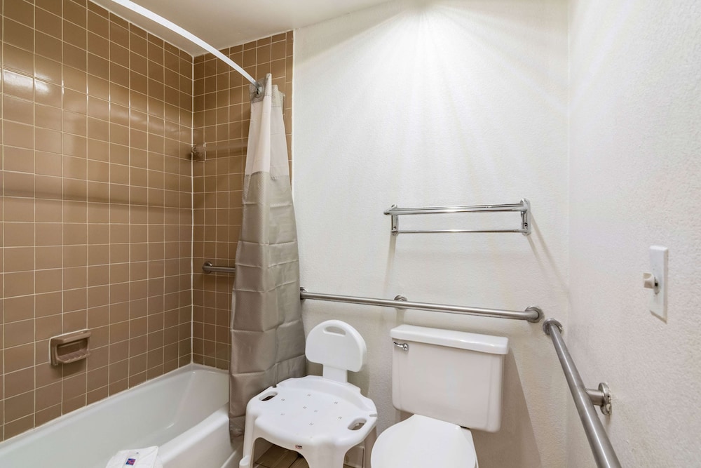 Deluxe Room, 1 King Bed, Smoking, Kitchenette - Photo 4