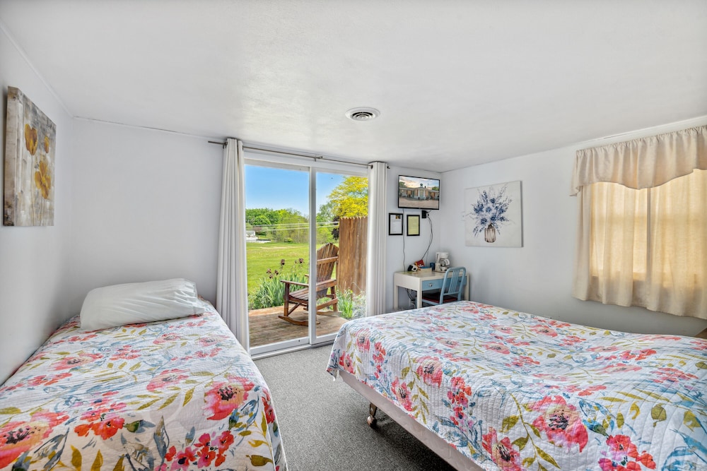 Room, 1 Queen Bed and 1 Twin Bed photo 1