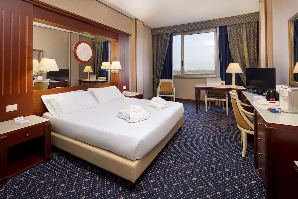 Executive Room, 1 King Bed - Photo 1