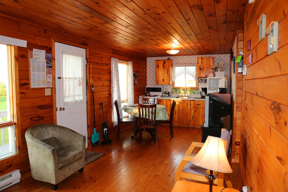 Comfort Cottage, 2 Bedrooms, Private Bathroom, Ocean View photo 3