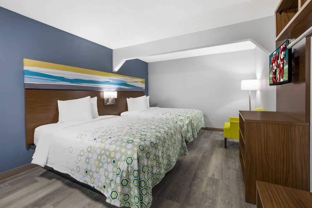 Studio, Non Smoking (1 King Bed and 2 Double Beds) photo 3