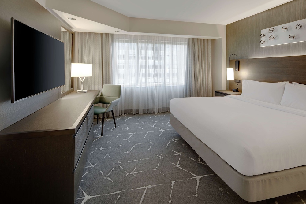 Suite, 1 King Bed, Accessible (Mobility & Hearing, Roll-in Shower) photo 2