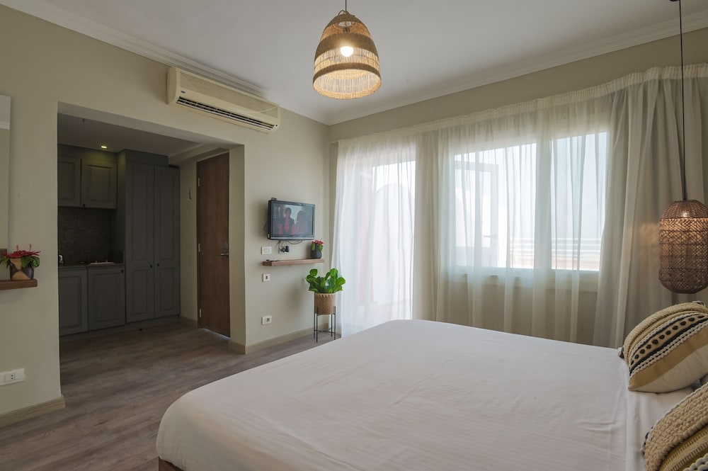 Deluxe Room, Patio, Sea View - Photo 3
