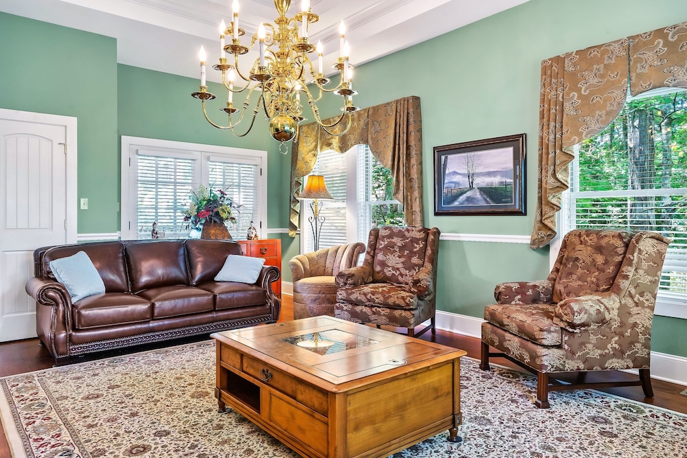 Executive Chalet, 3 Bedrooms, Kitchen, Mountain View photo 2