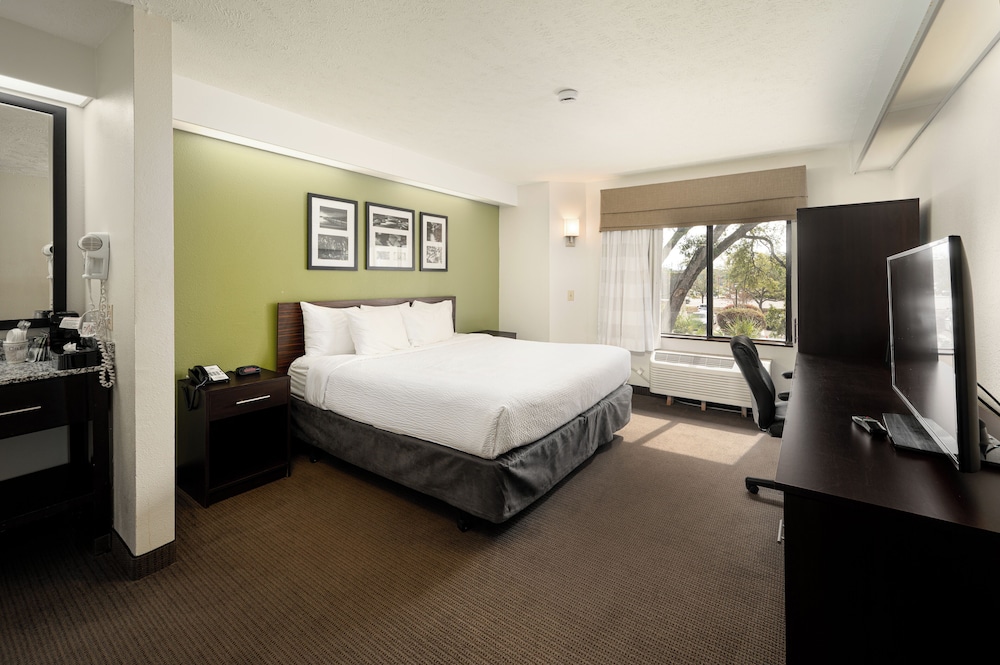 Standard Room, 1 King Bed, Non Smoking, Refrigerator & Microwave - Photo 1