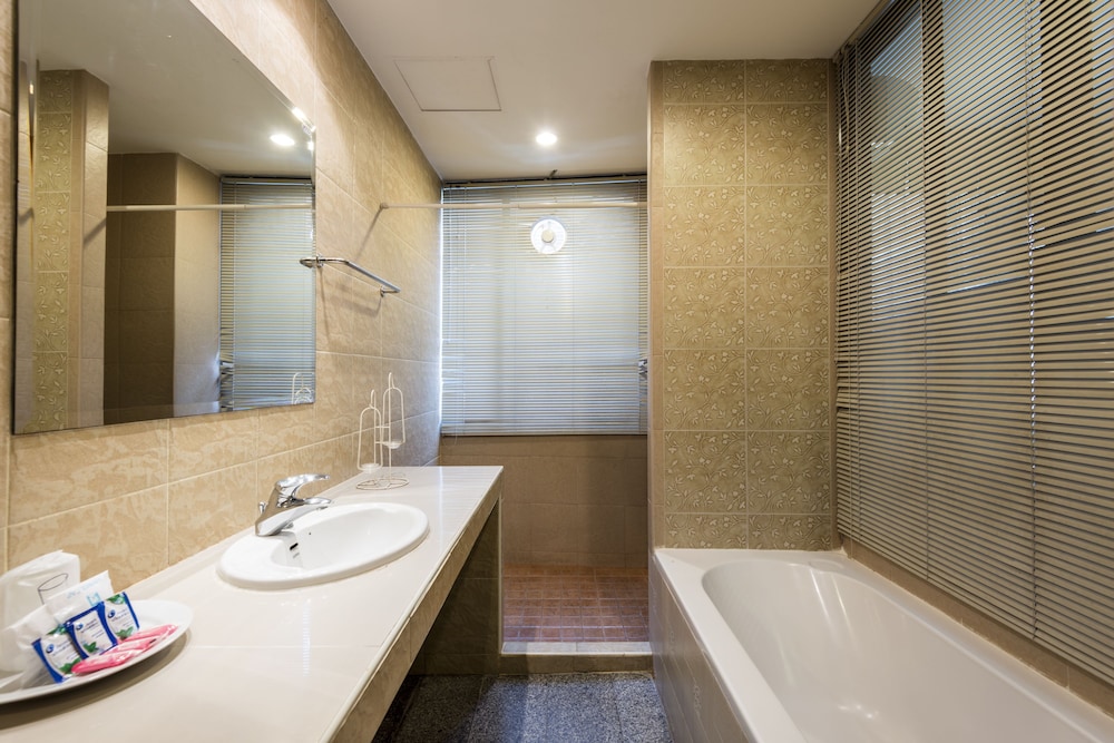 Deluxe Triple Room, Bathtub photo 3