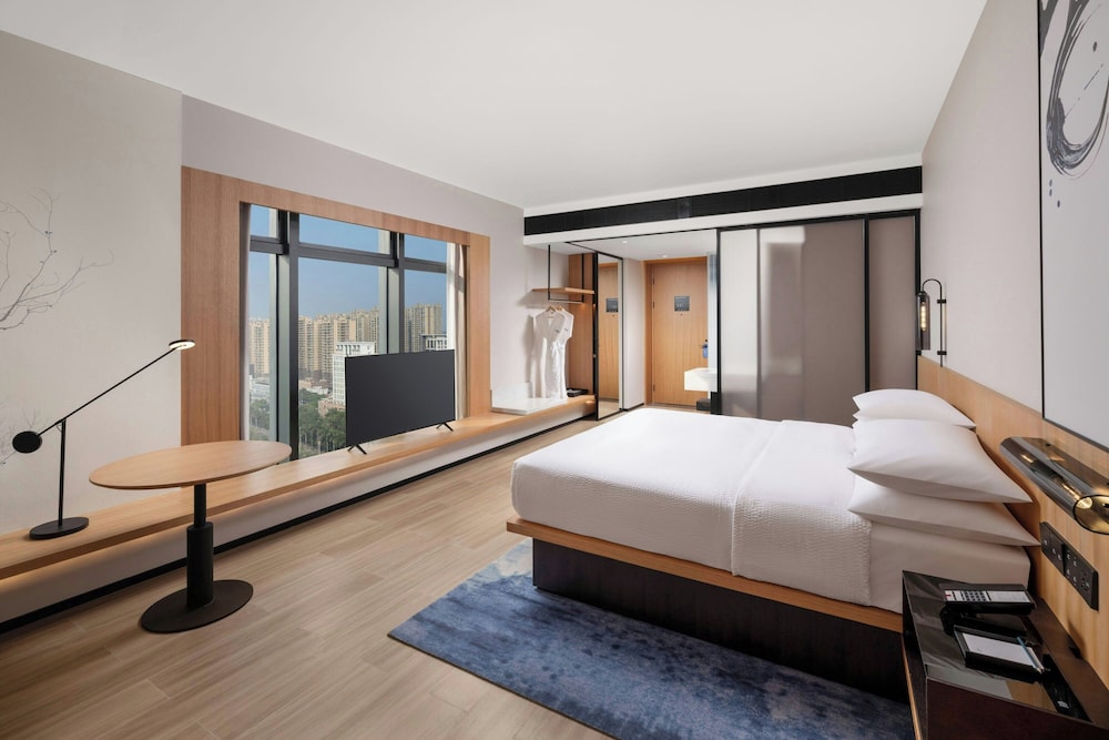 Superior Room, 1 King Bed (view) photo 2