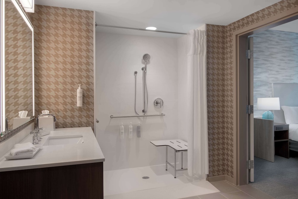Suite, 1 King Bed, Accessible (Roll-In Shower)