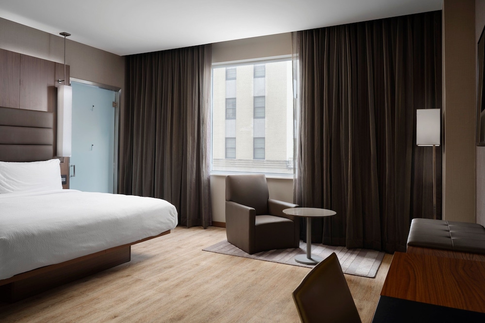 Room, 1 King Bed (Mobility/Hearing Access, Roll-In Shwr) photo 1