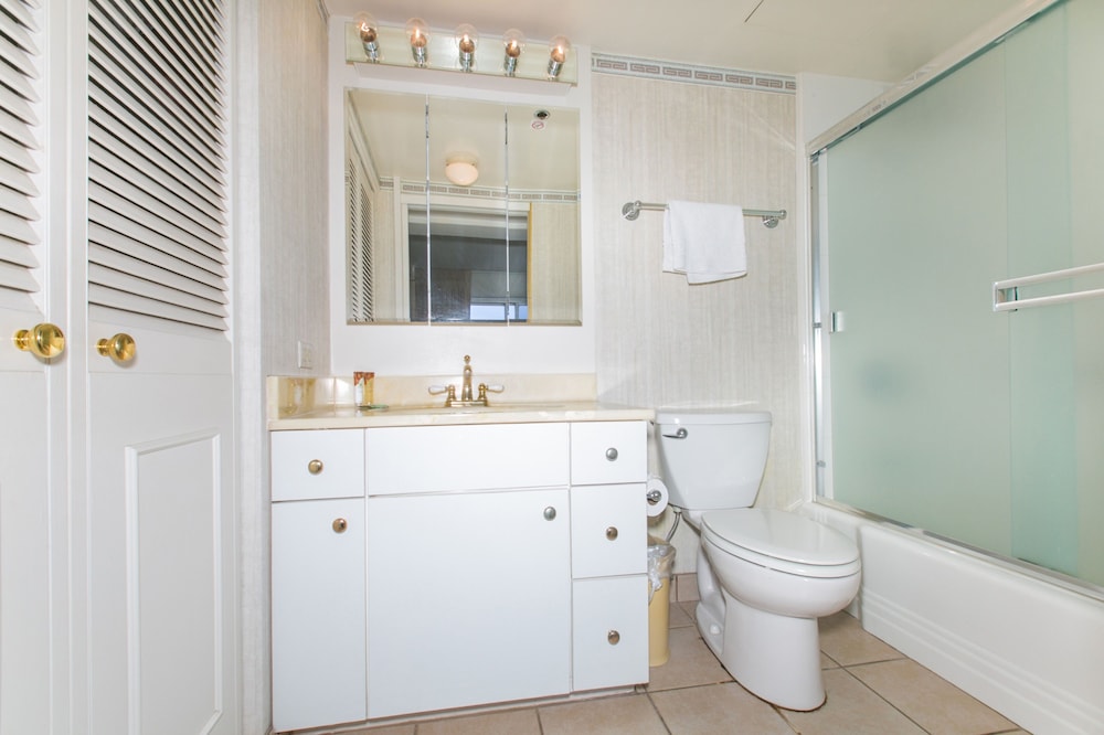Ilikai Tower 943 Condo - Walk to the Beach, Shops & Restaurants! by RedAwning: Condo, 2 Bedrooms photo