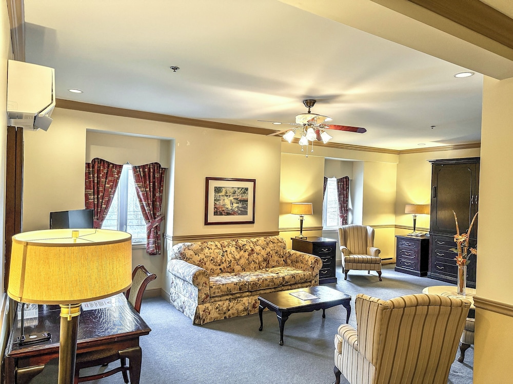 2 Storey Executive Suite, 1 Bedroom, Pets Not Allowed photo 1