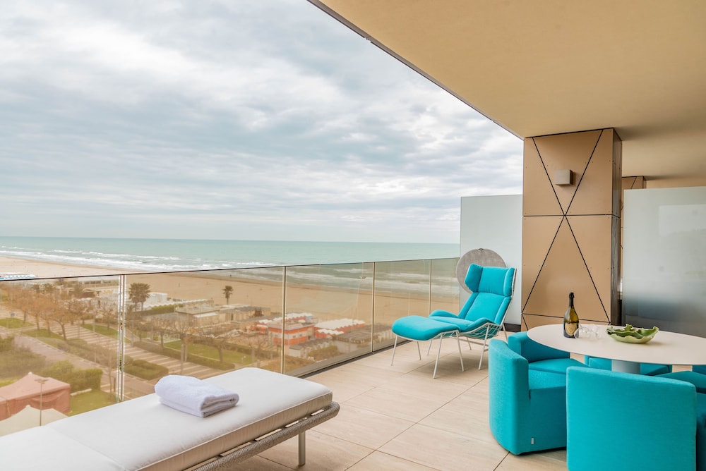 Grand Suite, Jetted Tub, Partial Sea View, photo 6