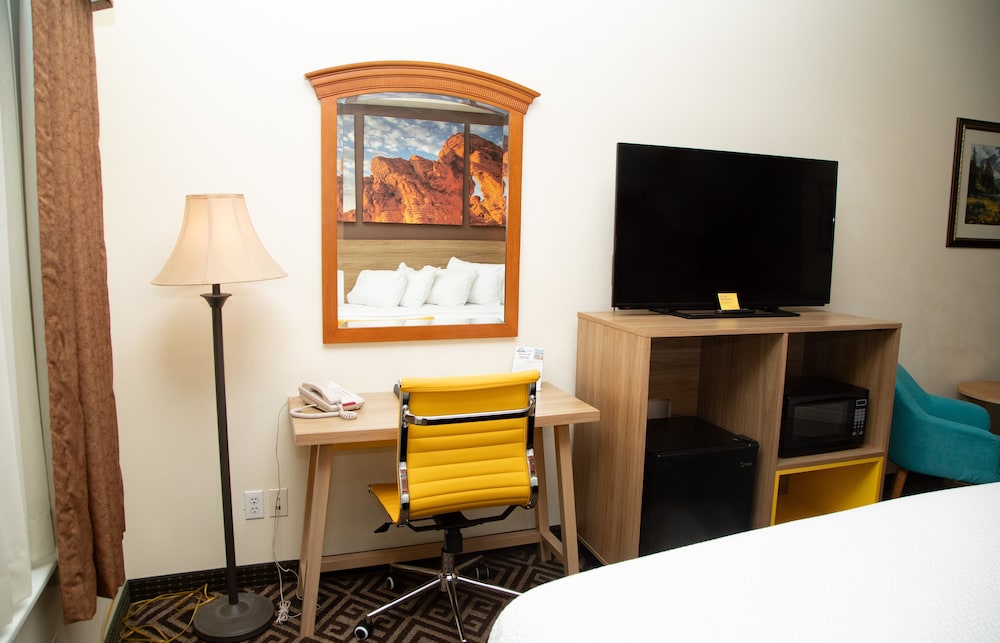 Deluxe Suite, 1 King Bed, Non Smoking - Photo 8
