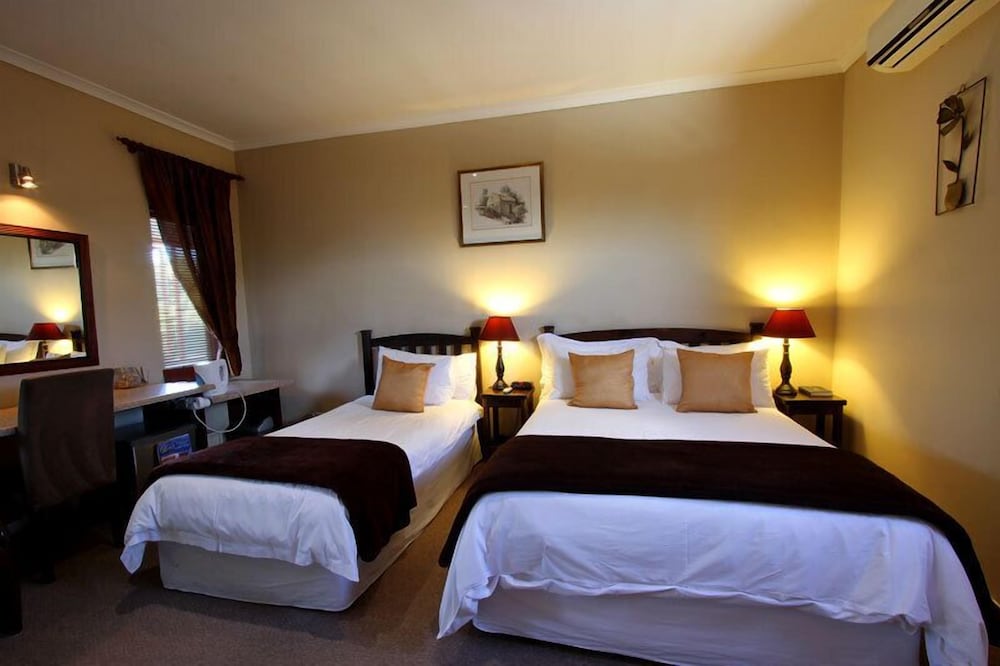 Double with single bed en-suite upstairs - Photo 4