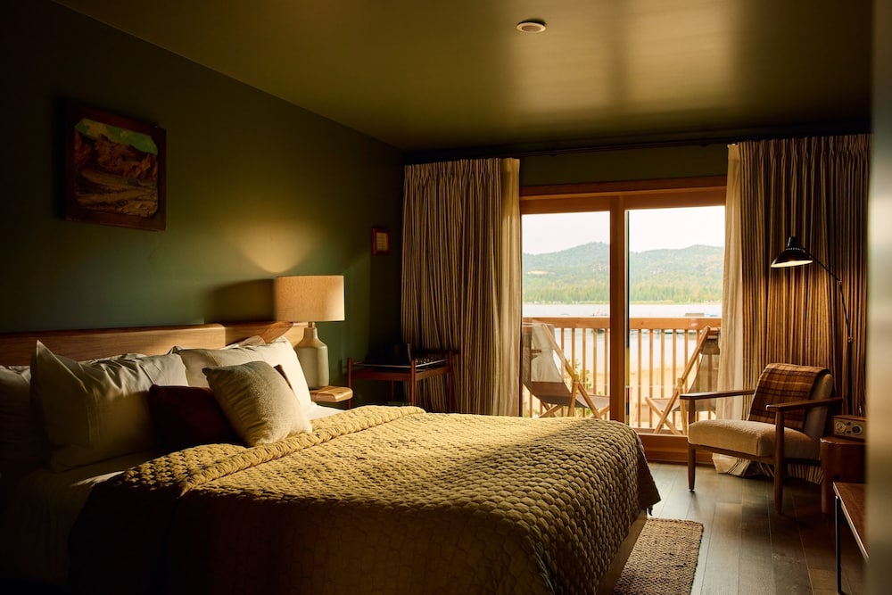 Premium Suite, 1 King Bed with Sofa bed, Lake View photo 3