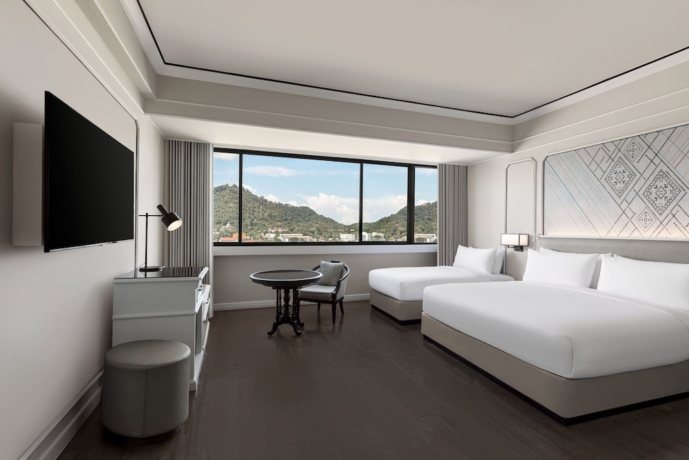 Family Room, 1 King Bed, City View - Photo 2
