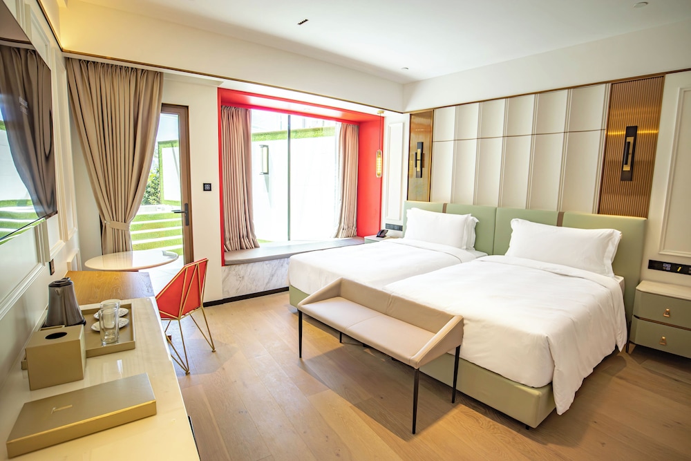 Signature Room, Non Smoking, Partial Sea View
