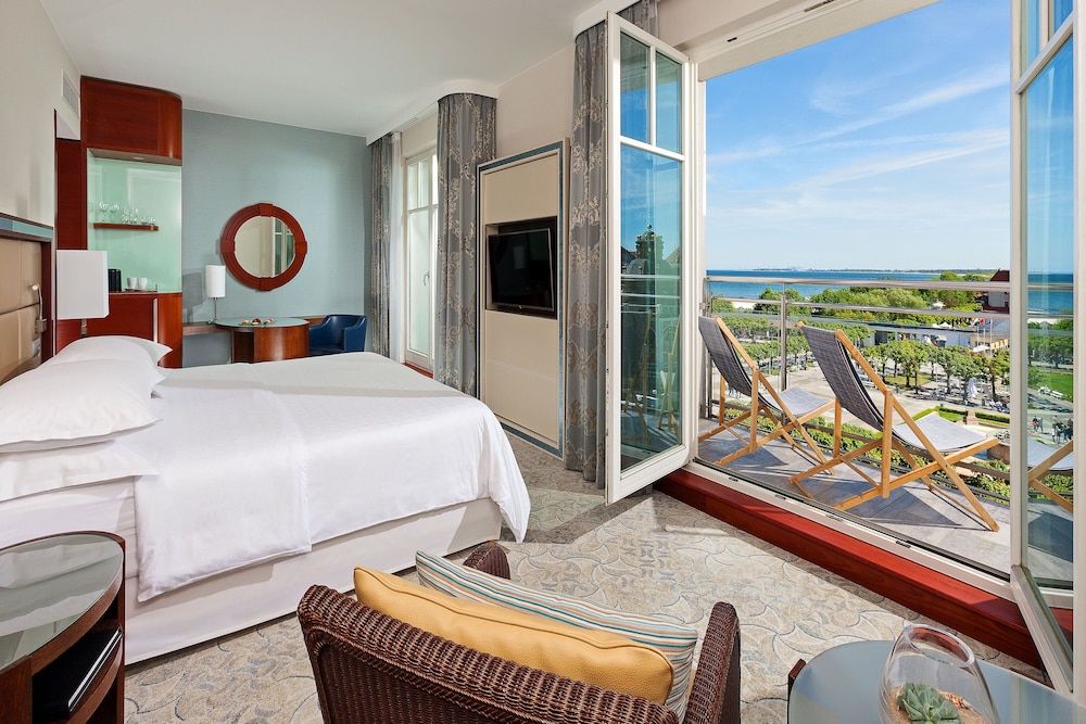 Executive Room, 1 Double Bed, Partial Sea View