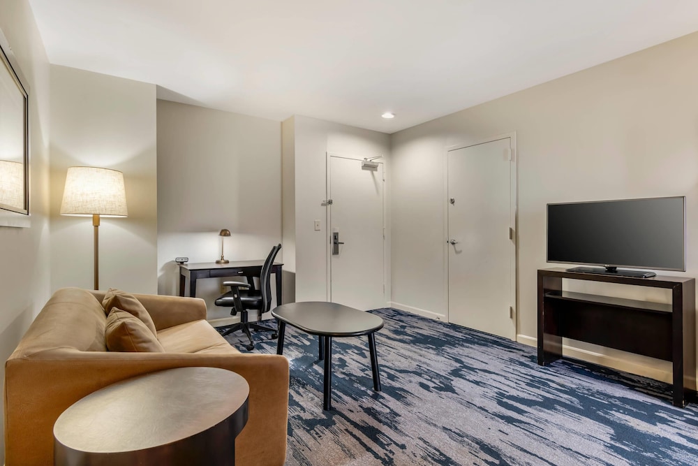 Suite, Multiple Beds, Non Smoking - Photo 8