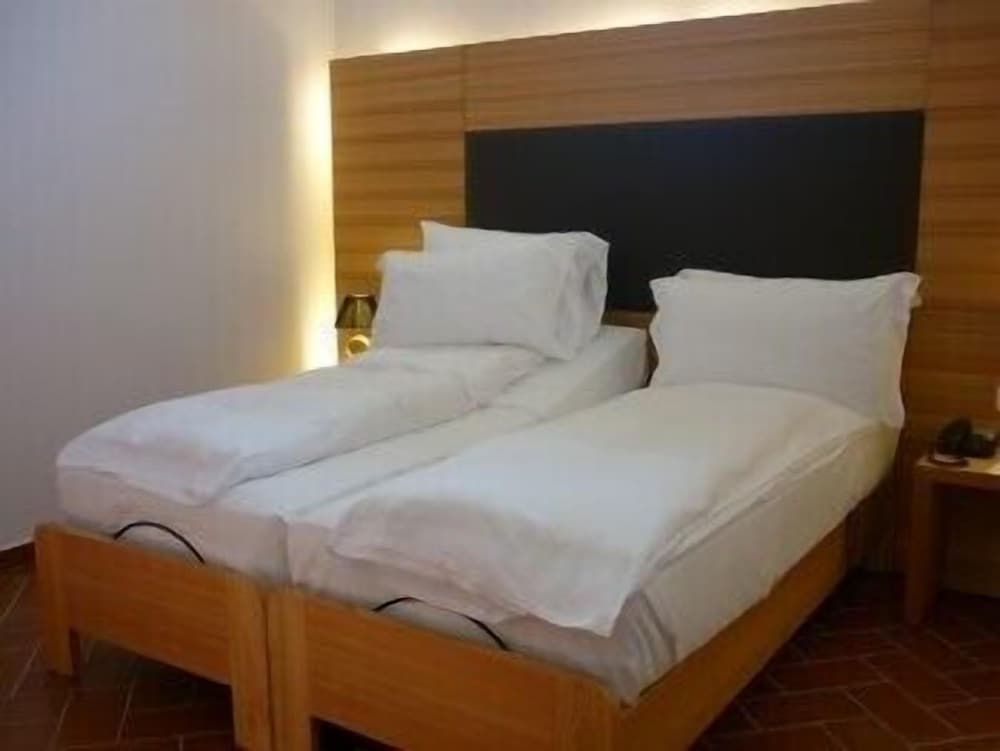 Standard Room, 2 Twin Beds photo 1