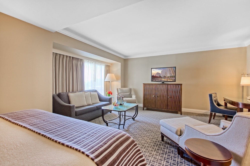 Club Room, 1 King Bed, Accessible