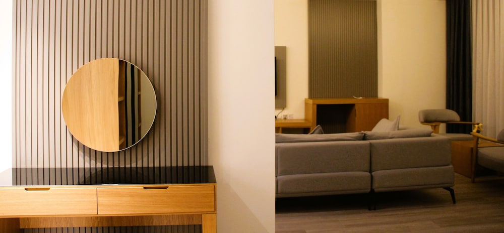 Executive Suite - Photo 4