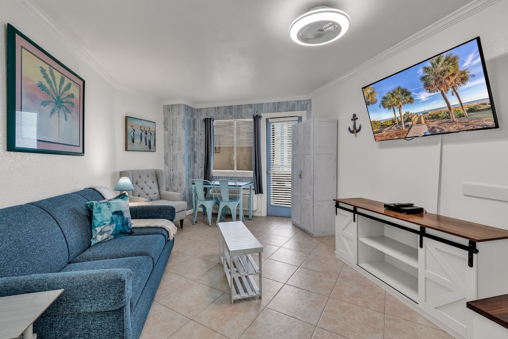 Deluxe Condo, 1 Bedroom, Balcony, Partial Ocean View