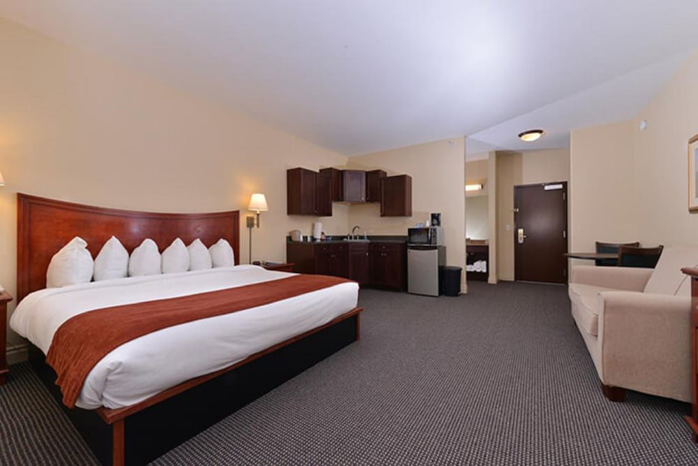 Suite, 1 King Bed, Kitchenette photo 3