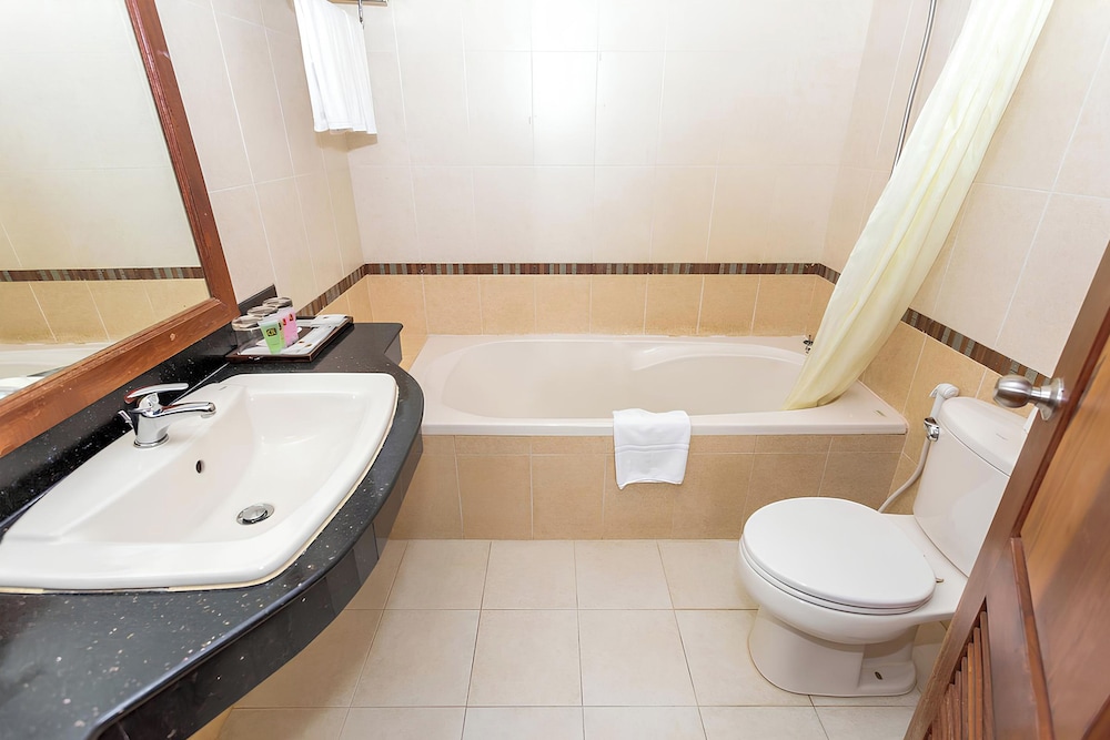 Deluxe Twin Room with Balcony - Photo 12