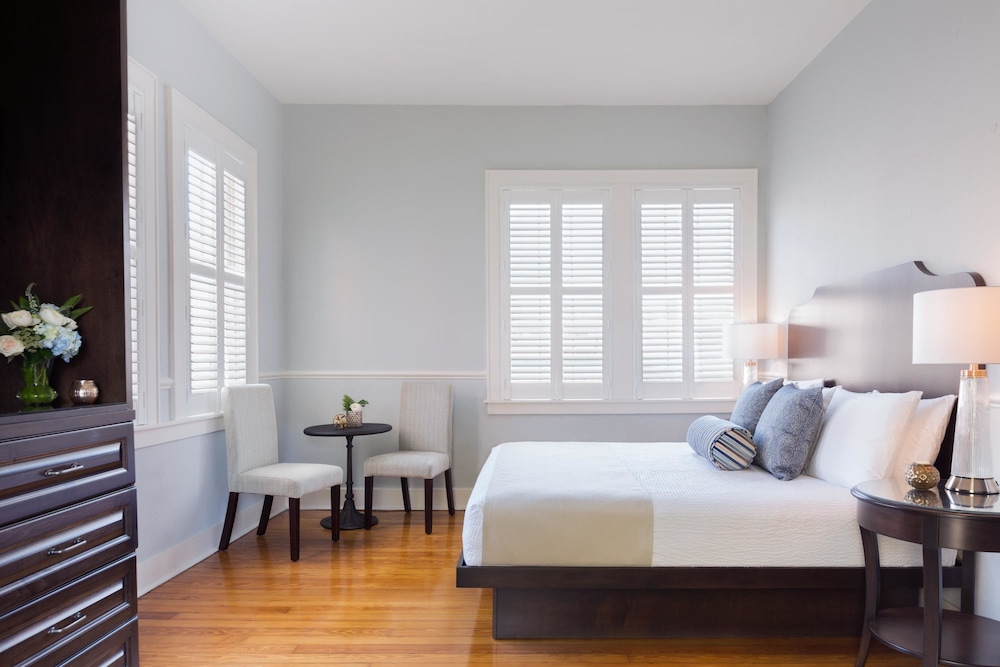 Standard Room, 1 King Bed, Courtyard Area - Photo 1