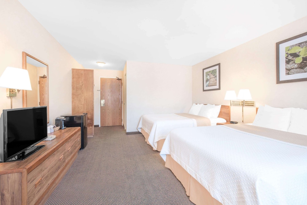Standard Room, 2 Queen Beds - Photo 4