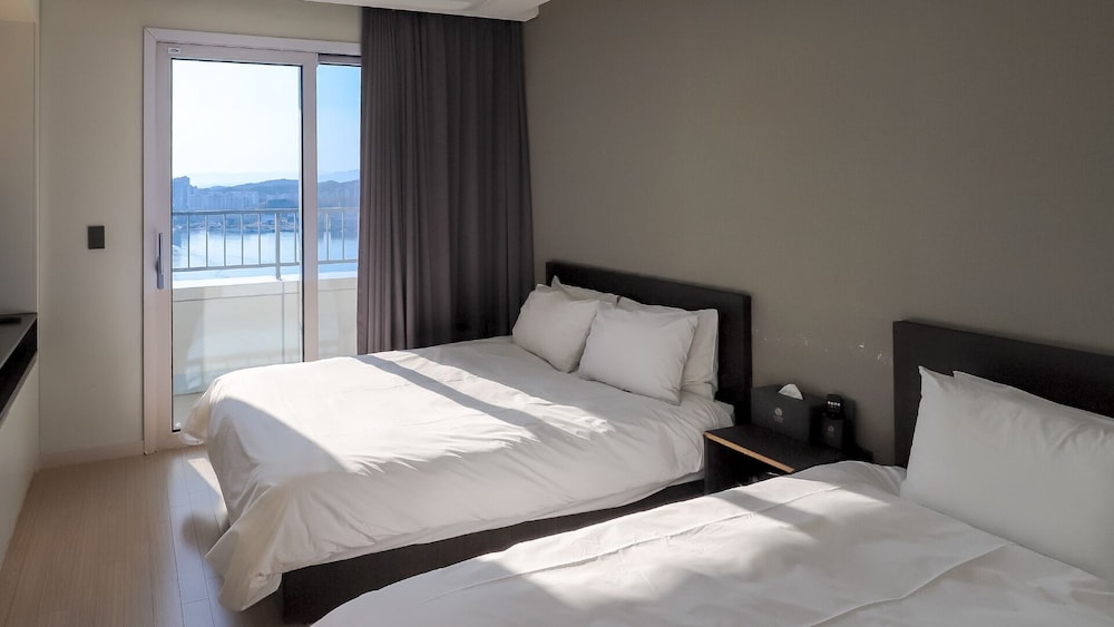 Deluxe Twin Room, Non Smoking, Lake View