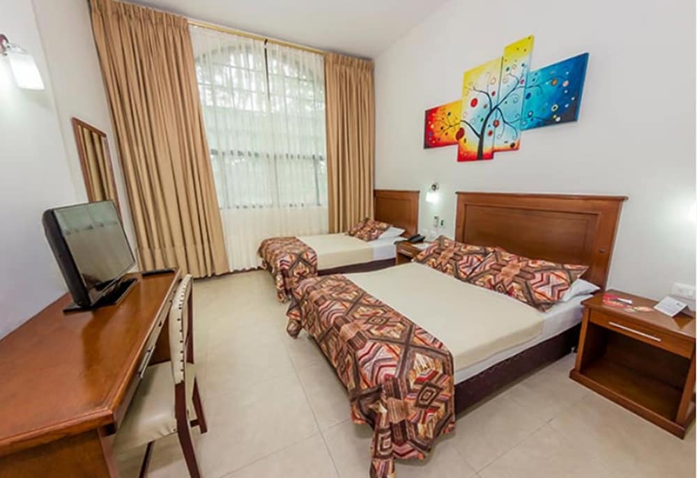 Standard Room, Multiple Beds - Photo 3